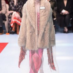 Traje largo rosa y chaqueta de pelo ancha de Gucci otoño/invierno 2018/2019 en la Milan Fashion Week