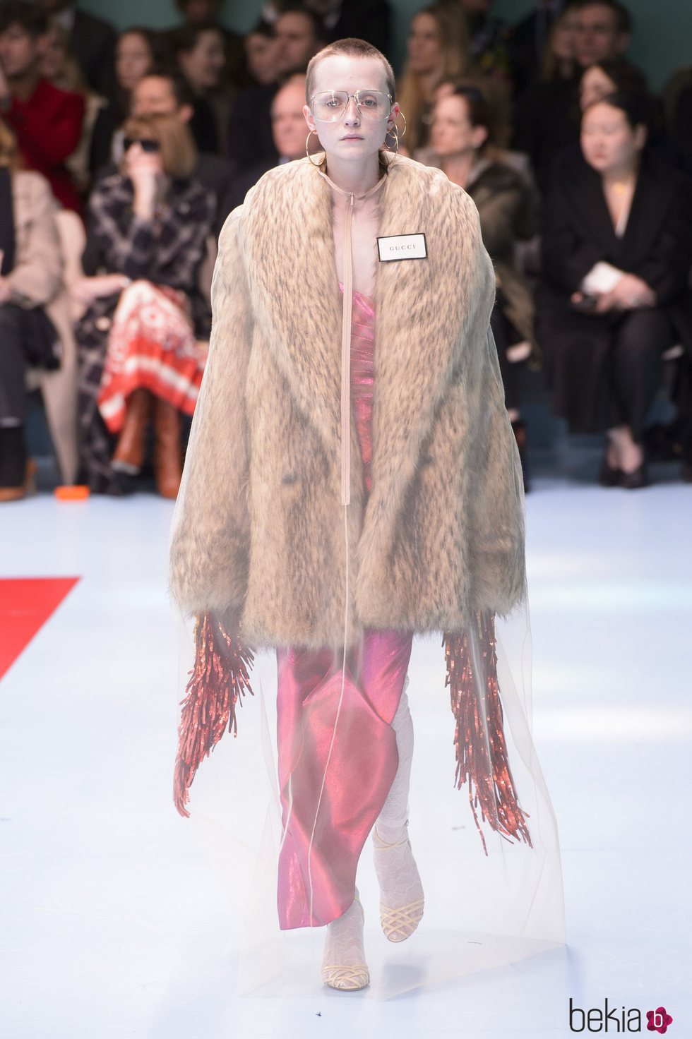 Traje largo rosa y chaqueta de pelo ancha de Gucci otoño/invierno 2018/2019 en la Milan Fashion Week