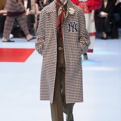 Chaqueta larga con cuadros escoceses de Gucci otoño/invierno 2018/2019 en la Milan Fashion Week
