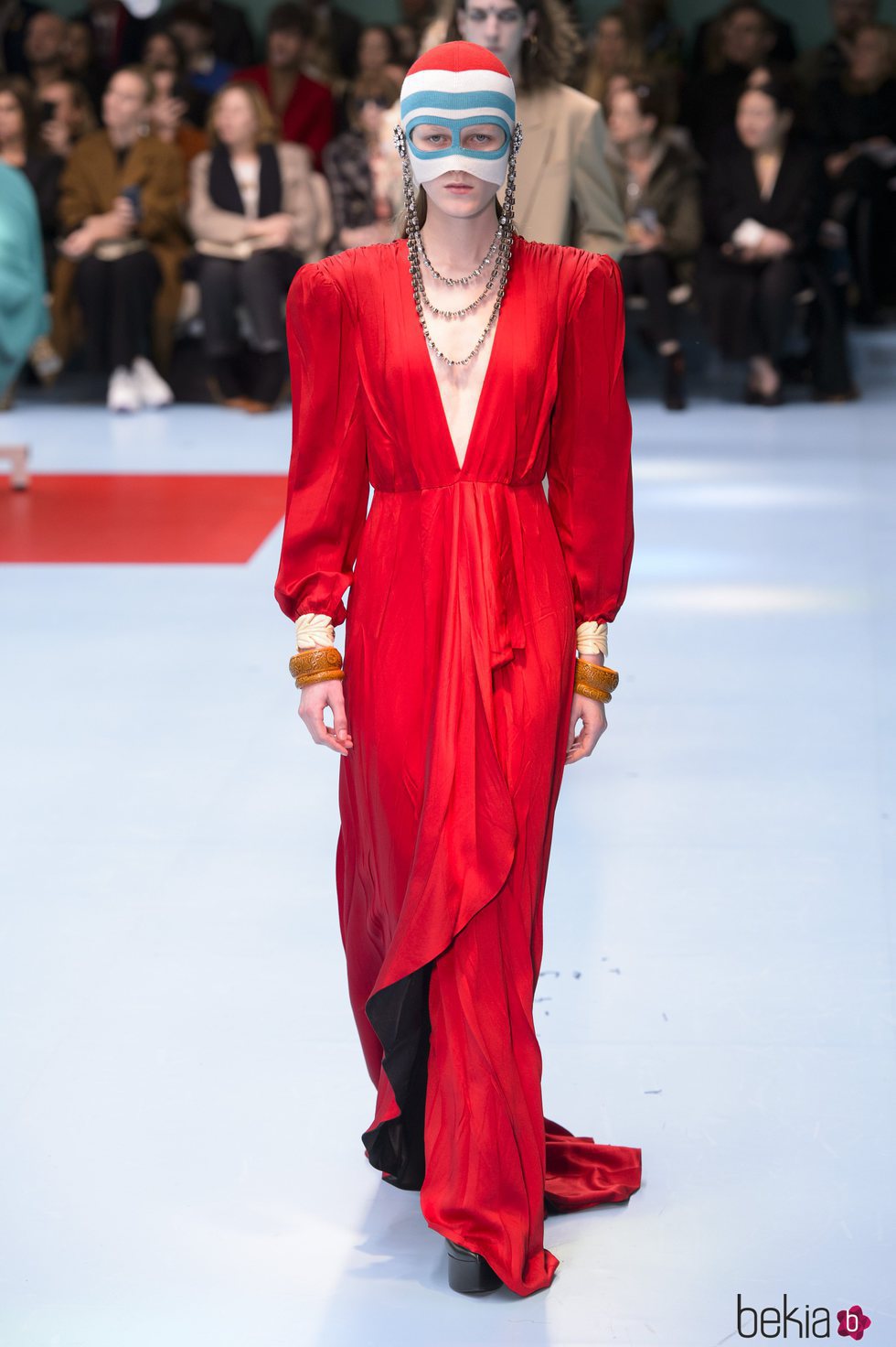 Vestido largo rojo con hombreras de Gucci otoño/invierno 2018/2019 en la Milan Fashion Week