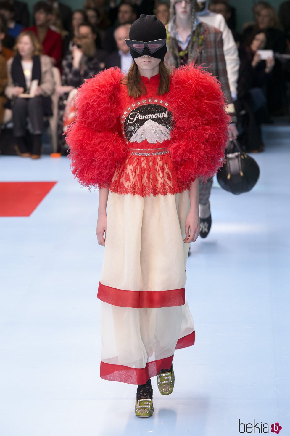 Vestido largo de tul y plumas rojo y blanco de Gucci otoño/invierno 2018/2019 en la Milan Fashion Week