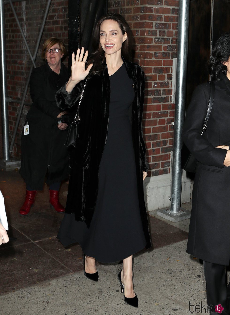Angelina Jolie con un traje negro y unos stilettos por las calles de Nueva York