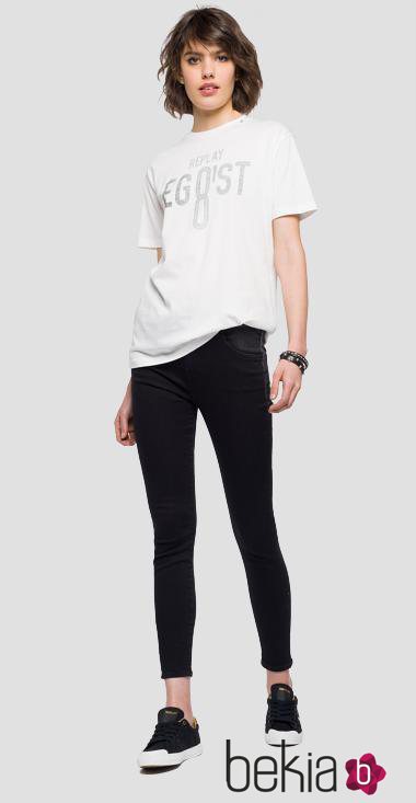 Conjunto de camiseta blanca y pantalón negro de la marca Replay para la Colección Primavera/Verano 2018