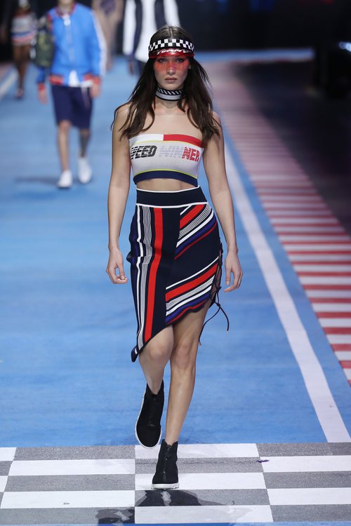 Bella Hadid con una falda a rayas de la colección TommyXGigi primavera/verano 2018 en la Milan Fashion Week