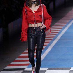Pantalón de cuero negro y sudadera roja de la colección TommyXGigi primavera/verano 2018 en la Milan Fashion Week