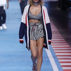 Top y pantalón corto a rayas blancas y negras de la colección TommyXGigi primavera/verano 2018 en la Milan Fashion Week