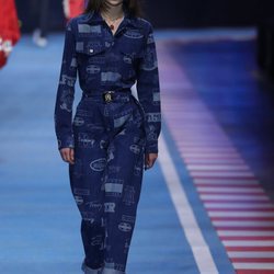 Mono azul marino con estampados de la colección TommyXGigi primavera/verano 2018 en la Milan Fashion Week