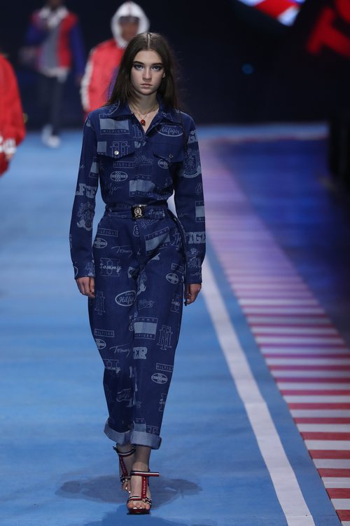 Mono azul marino con estampados de la colección TommyXGigi primavera/verano 2018 en la Milan Fashion Week