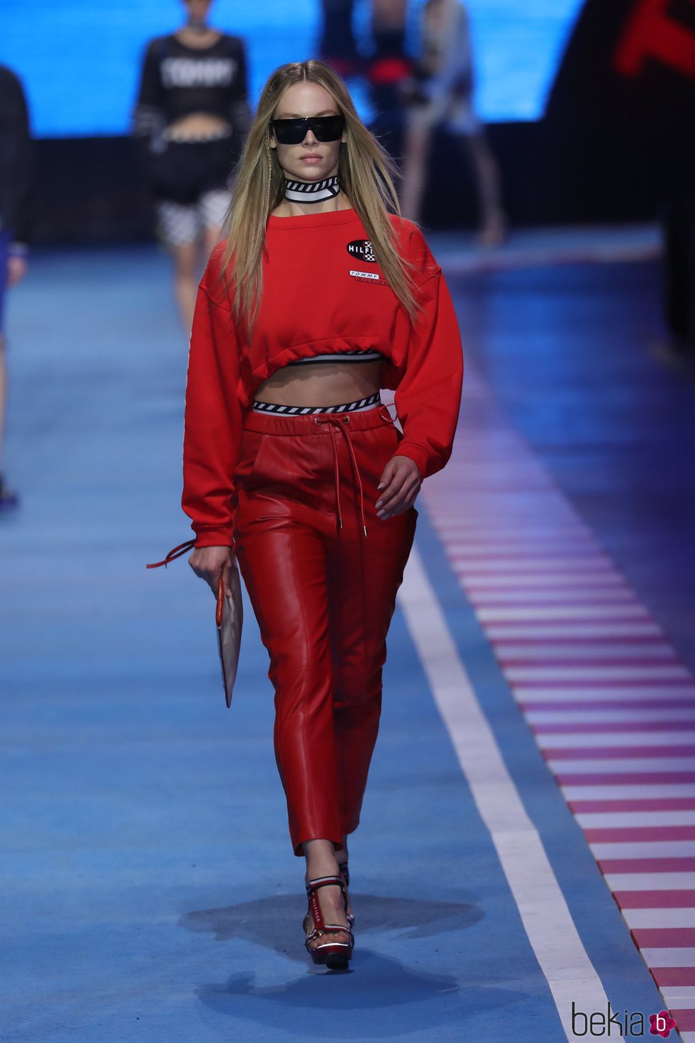 Chándal rojo con detalles de carreras negros  de la colección TommyXGigi primavera/verano 2018 en la Milan Fashion Week