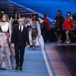 Gigi Hadid y Tommy Hilfiger dando cierre al desfile de primavera/verano 2018 en la Milan Fashion Week