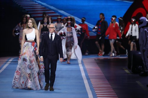 Gigi Hadid y Tommy Hilfiger dando cierre al desfile de primavera/verano 2018 en la Milan Fashion Week