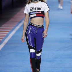 Gigi Hadid con un pantalón de cuero azul de la colección TommyXGigi primavera/verano 2018 en la Milan Fashion Week