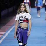 Gigi Hadid con un pantalón de cuero azul de la colección TommyXGigi primavera/verano 2018 en la Milan Fashion Week
