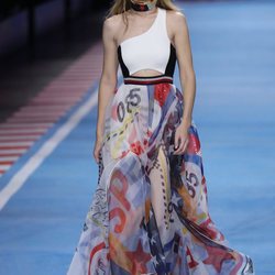 Gigi Hadid con un top y una falda de estampados de la colección TommyXGigi primavera/verano 2018 en la Milan Fashion Week