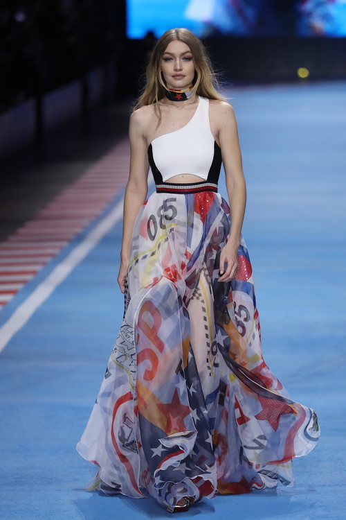 Gigi Hadid con un top y una falda de estampados de la colección TommyXGigi primavera/verano 2018 en la Milan Fashion Week