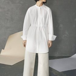 Blusa blanca y pantalones beige anchos de la colección de COS-Paperbase primavera/verano 2018