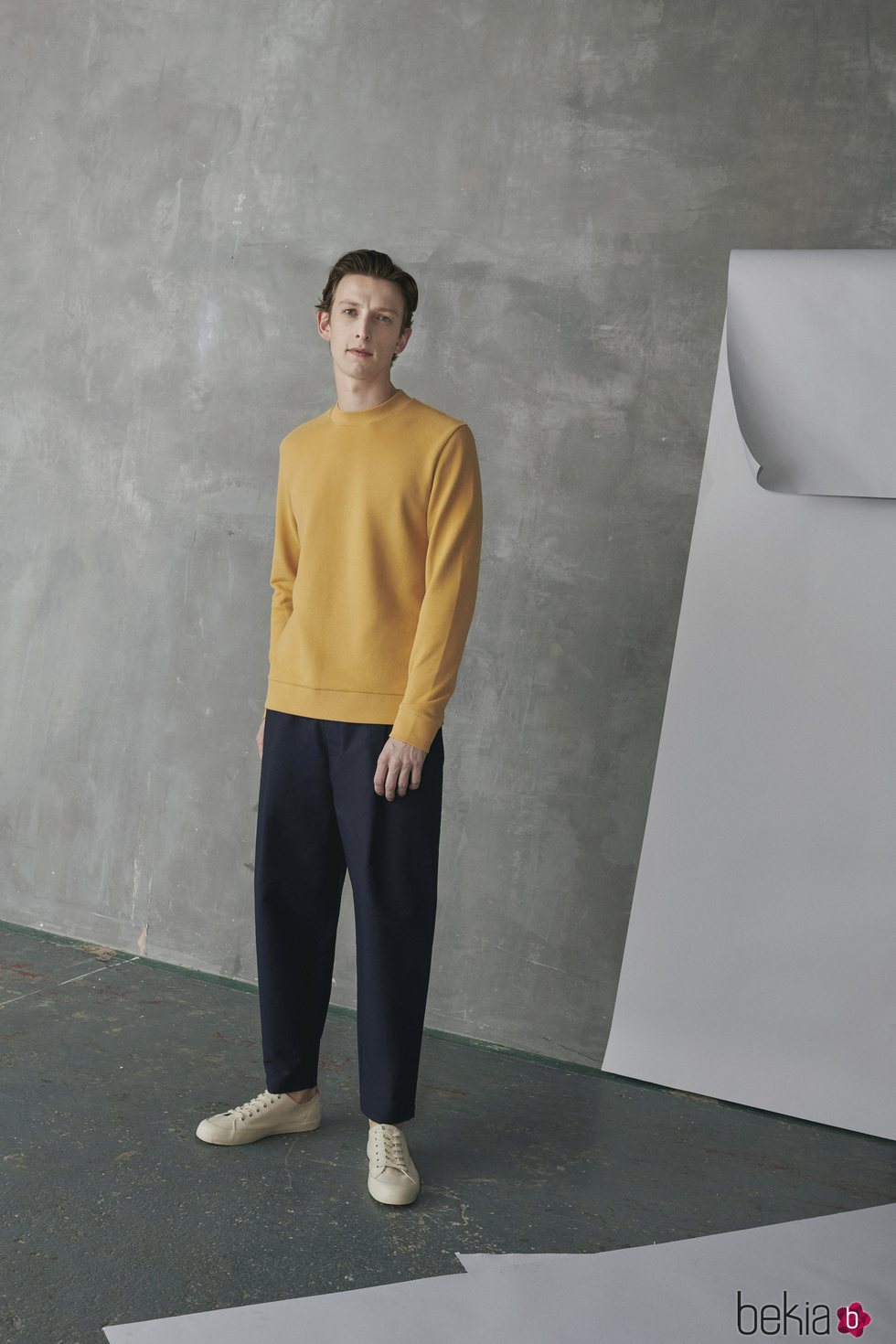 Suéter amarillo y pantalón ancho azul marino de hombre de la colección de COS-Paperbase primavera/verano 2018