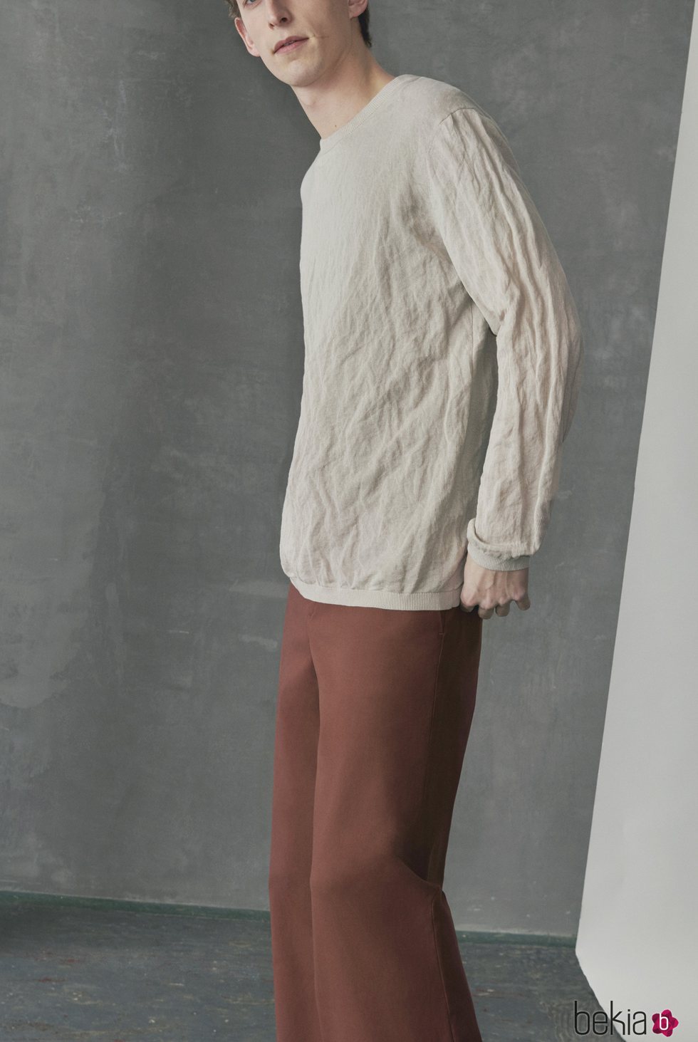 Blusa blanca y pantalones anchos de hombre de la colección de COS-Paperbase primavera/verano 2018