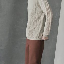 Blusa blanca y pantalones anchos de hombre de la colección de COS-Paperbase primavera/verano 2018