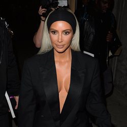 Kim Kardashian con un look total black y un maquillaje de noche 2018