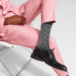 Modelo exponiendo un diseño en color negro y blanco de calcetines de la Nueva Colección de Happy Socks 2018