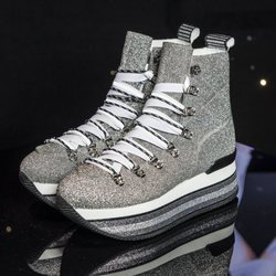 Zapatillas de bota con plataforma en tonos grises con brillante de Hogan para el próximo Otoño/Invierno 2018