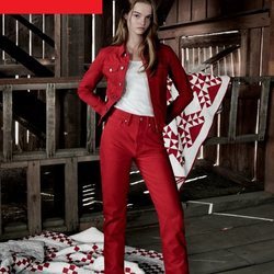 Lulu Tenney con un conjunto denim rojo  de la colección de Calvin Klein #MYCALVINS para primavera 2018
