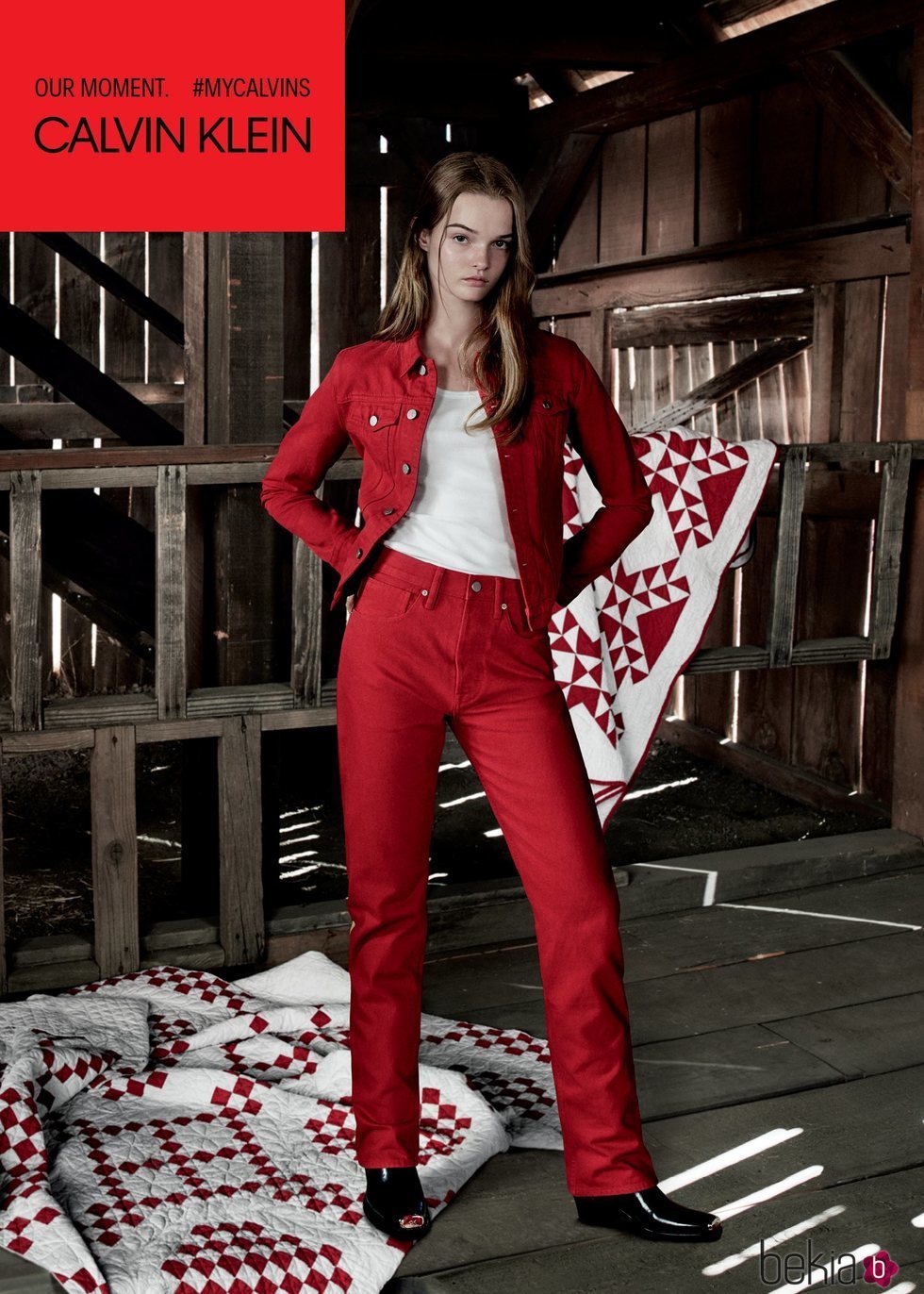 Lulu Tenney con un conjunto denim rojo  de la colección de Calvin Klein #MYCALVINS para primavera 2018