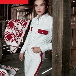 Millie Bobbie Brown con unos vaqueros blancos y rojos  de la colección de Calvin Klein #MYCALVINS para primavera 2018