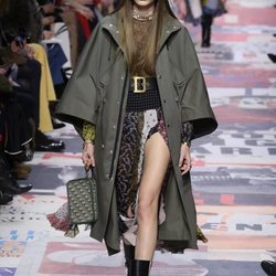 Gabardina verde militar  de Dior otoño/invierno 2018/2019 en la Paris Fashion Week