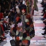 Abrigo de peluche multicolor  de Dior otoño/invierno 2018/2019 en la Paris Fashion Week
