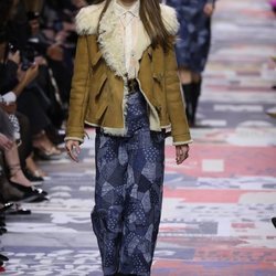 Cazadora marrón con pelo blanco  de Dior otoño/invierno 2018/2019 en la Paris Fashion Week