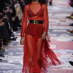 Vestido con vuelos rojo transparente  de Dior otoño/invierno 2018/2019 en la Paris Fashion Week