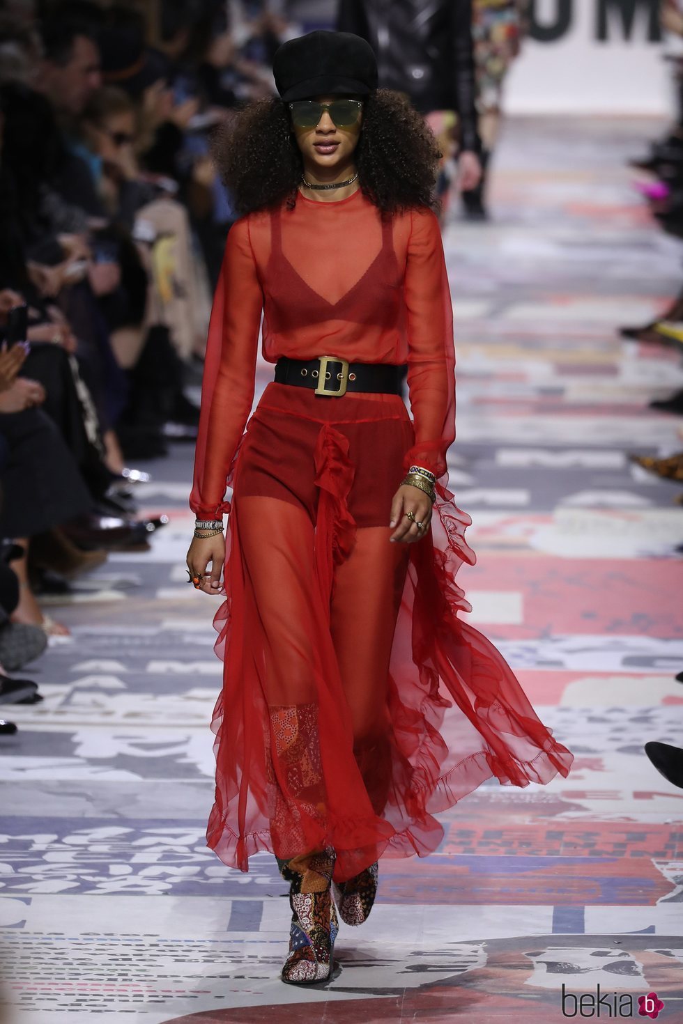 Vestido con vuelos rojo transparente  de Dior otoño/invierno 2018/2019 en la Paris Fashion Week