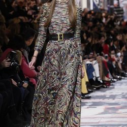 Vestido largo con estampados abstractos  de Dior otoño/invierno 2018/2019 en la Paris Fashion Week