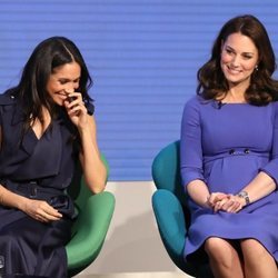 Meghan Markle y Kate Middleton vestidas de azul en el I Forum de la Royal Fundation