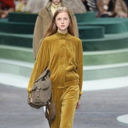 Chándal amarillo de Lacoste otoño/invierno 2018/2019 en la Paris Fashion Week