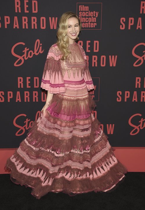 Isabella Boylston con un traje rosa que mezcla bordados en el estreno de 'Red Sparrow'