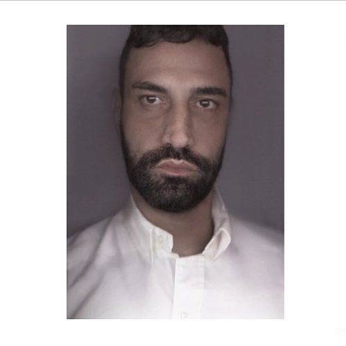 Riccardo Tisci con una camisa blanca anunciado por Instagram que es el nuevo director creativo de Burberry 2018