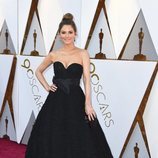 Maria Menounos con un vestido negro en la alfombra roja de los Premios Oscar 2018