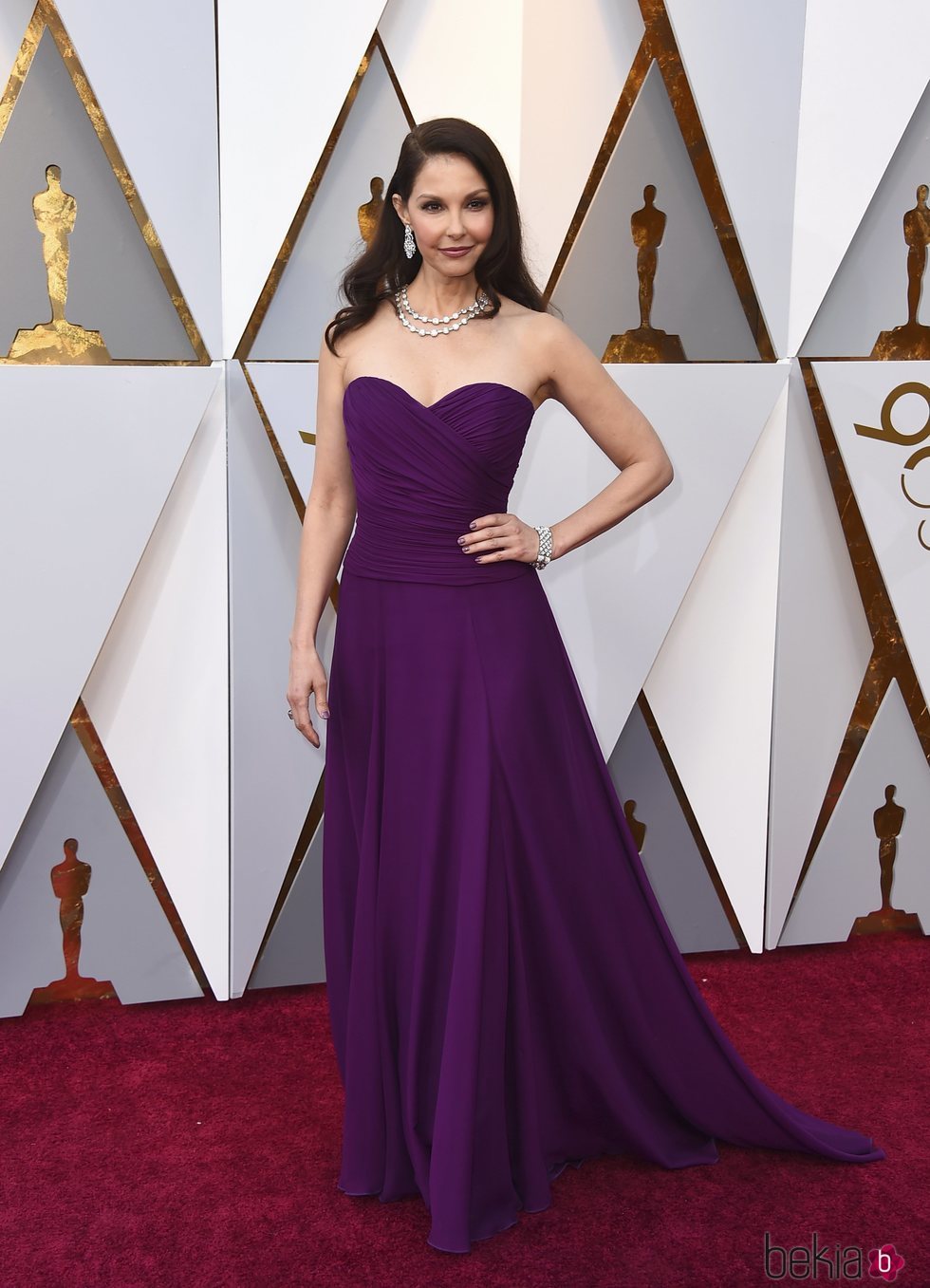 Ashley Judd con un vestido color berenjena en la alfombra roja de los Premios Oscar 2018
