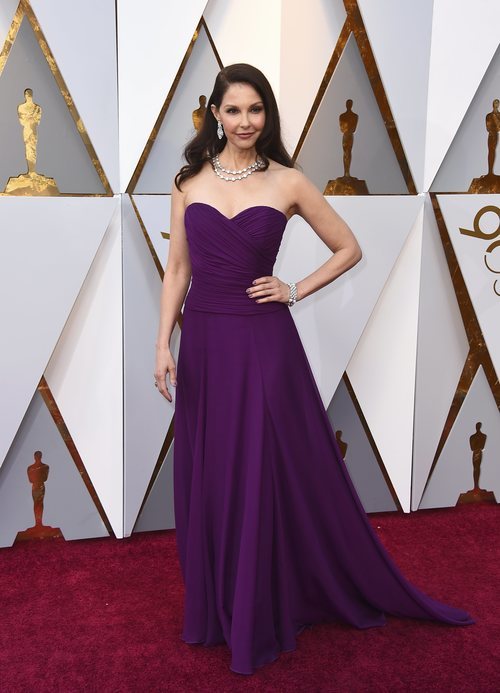 Ashley Judd con un vestido color berenjena en la alfombra roja de los Premios Oscar 2018