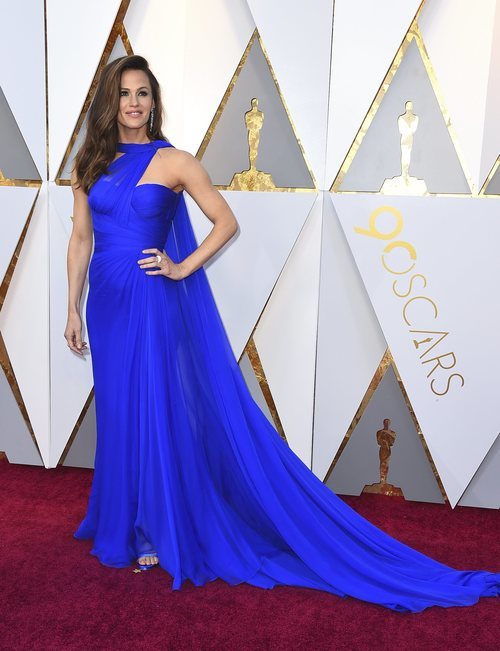 Jennifer Garner con un vestido azul klein en la alfombra roja de los Premios Oscar 2018