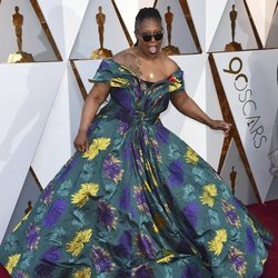 Whoopi Goldberg con un vestido floral en la alfombra roja de los Premios Oscar 2018