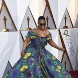 Whoopi Goldberg con un vestido floral en la alfombra roja de los Premios Oscar 2018