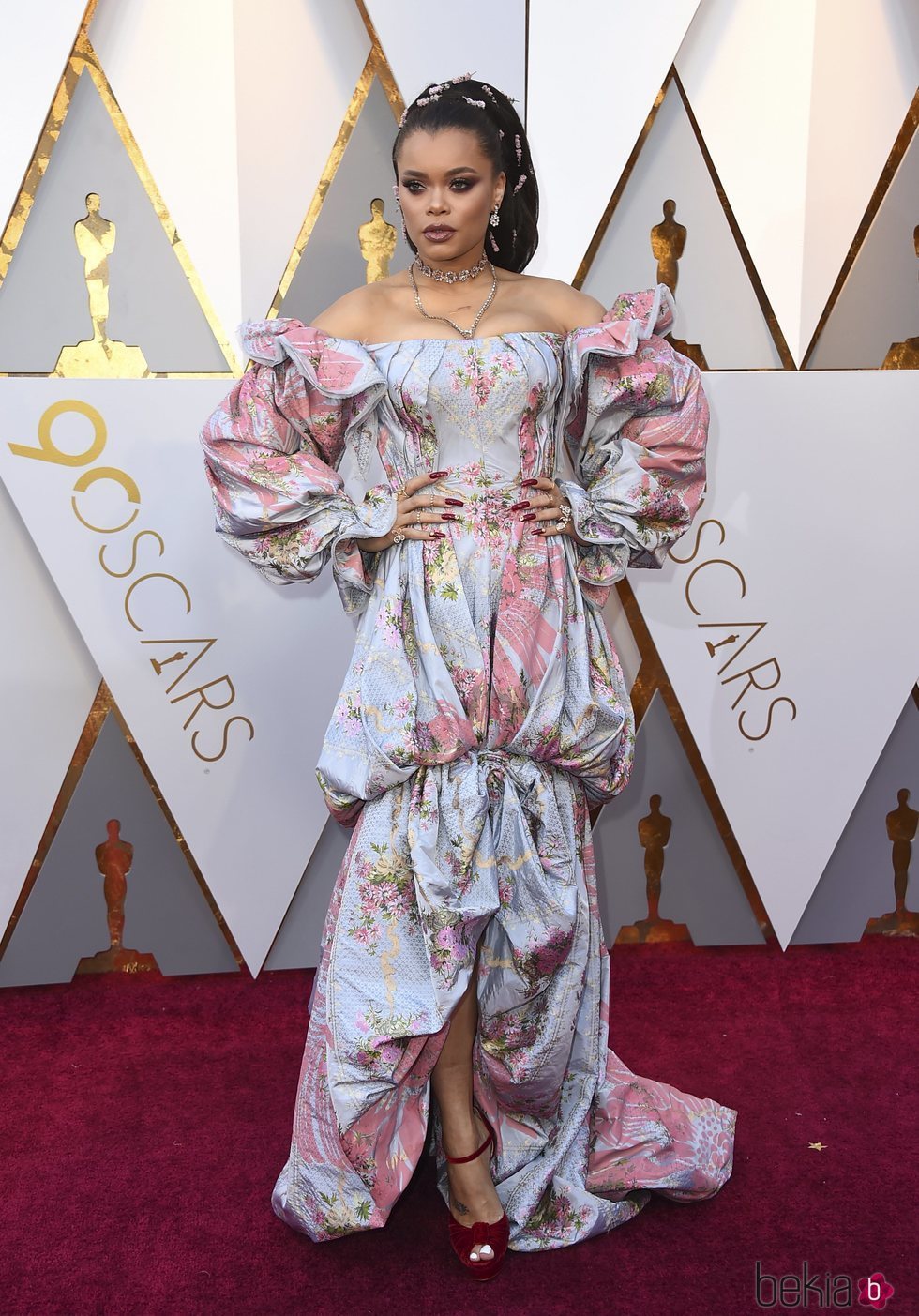 Andra Day con un vestido floral en la alfombra roja de los Premios Oscar 2018