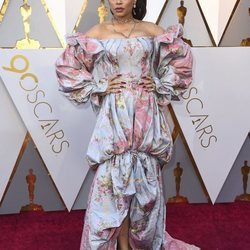 Andra Day con un vestido floral en la alfombra roja de los Premios Oscar 2018