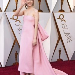 Saoirse Ronan con un vestido rosa cuarzo en la alfombra roja de los Premios Oscar 2018