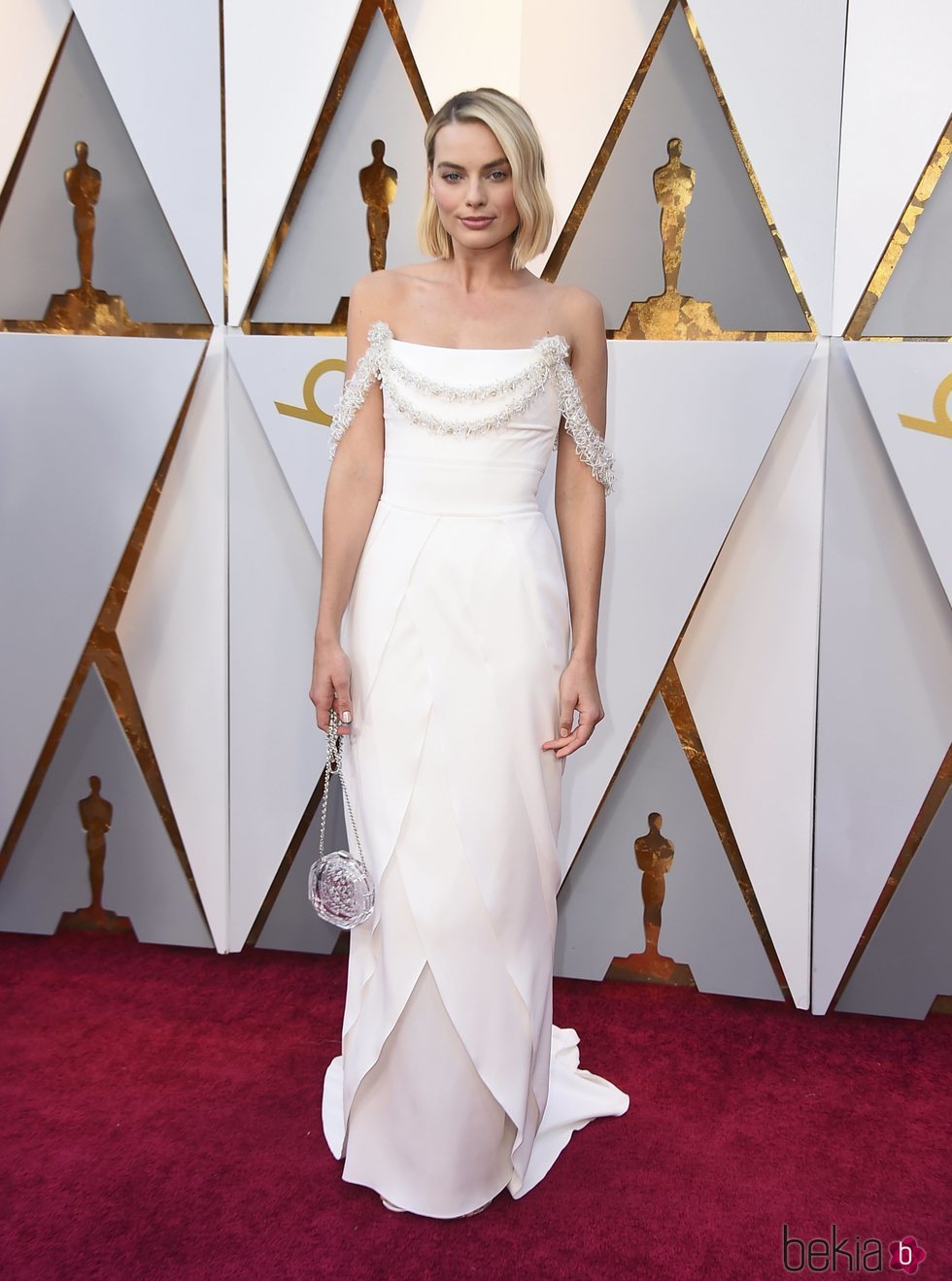 Margot Robbie con un vestido blanco en la alfombra roja de los Premios Oscar 2018