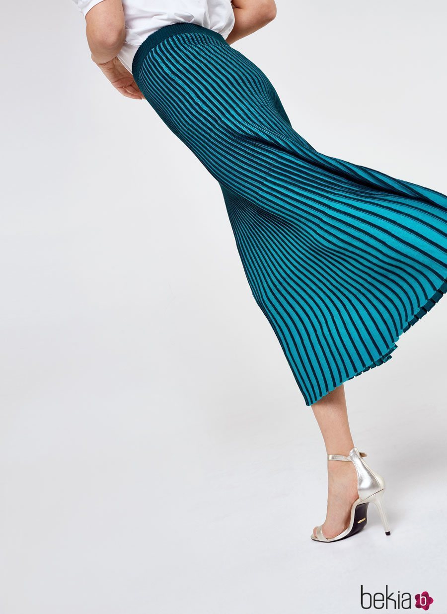 Falda plisada bicolor en color azul y negra por encima del tobillo de la Nueva Colección Primavera/Verano de Uterqüe 2018